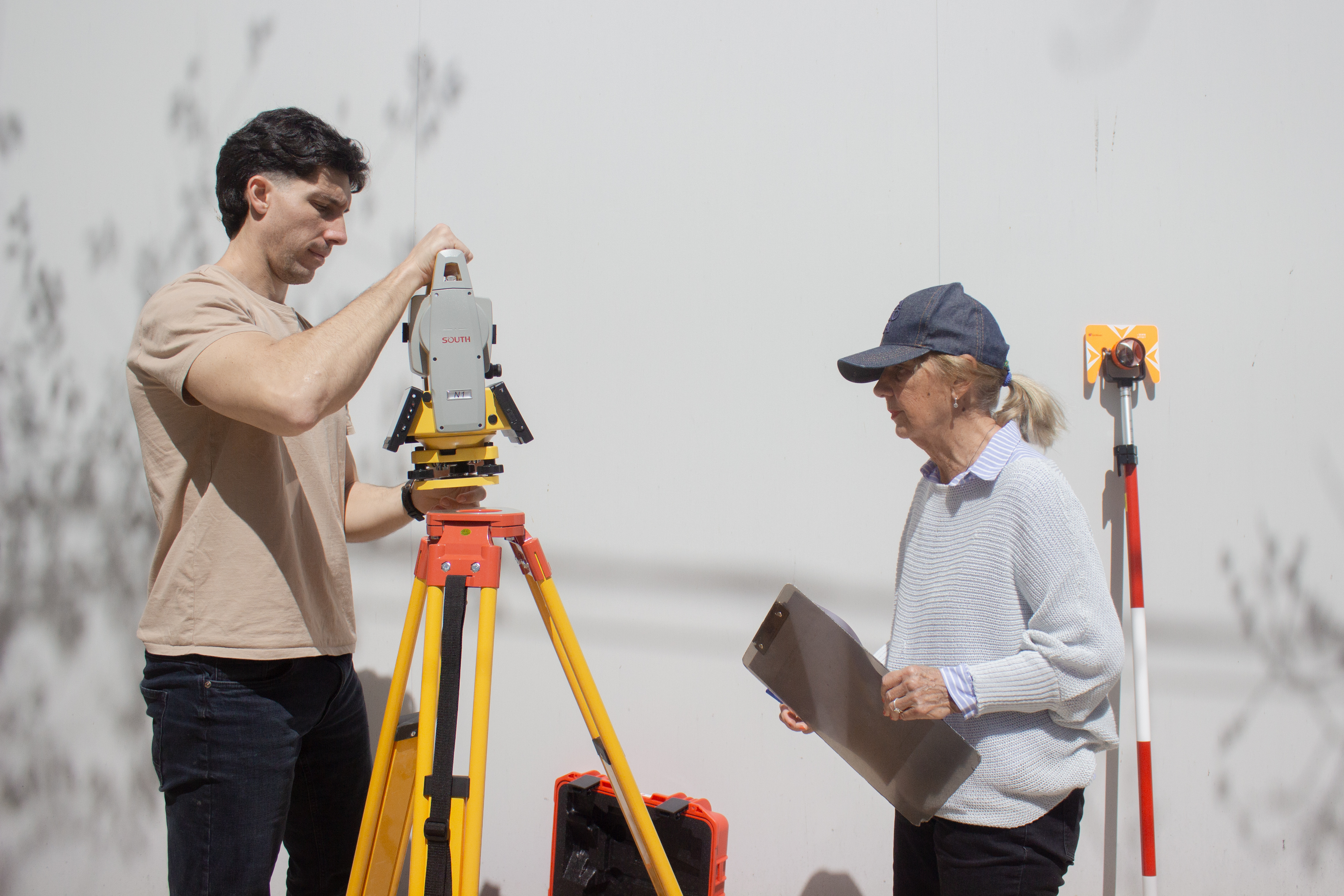 Equipo en acción realizando servicios