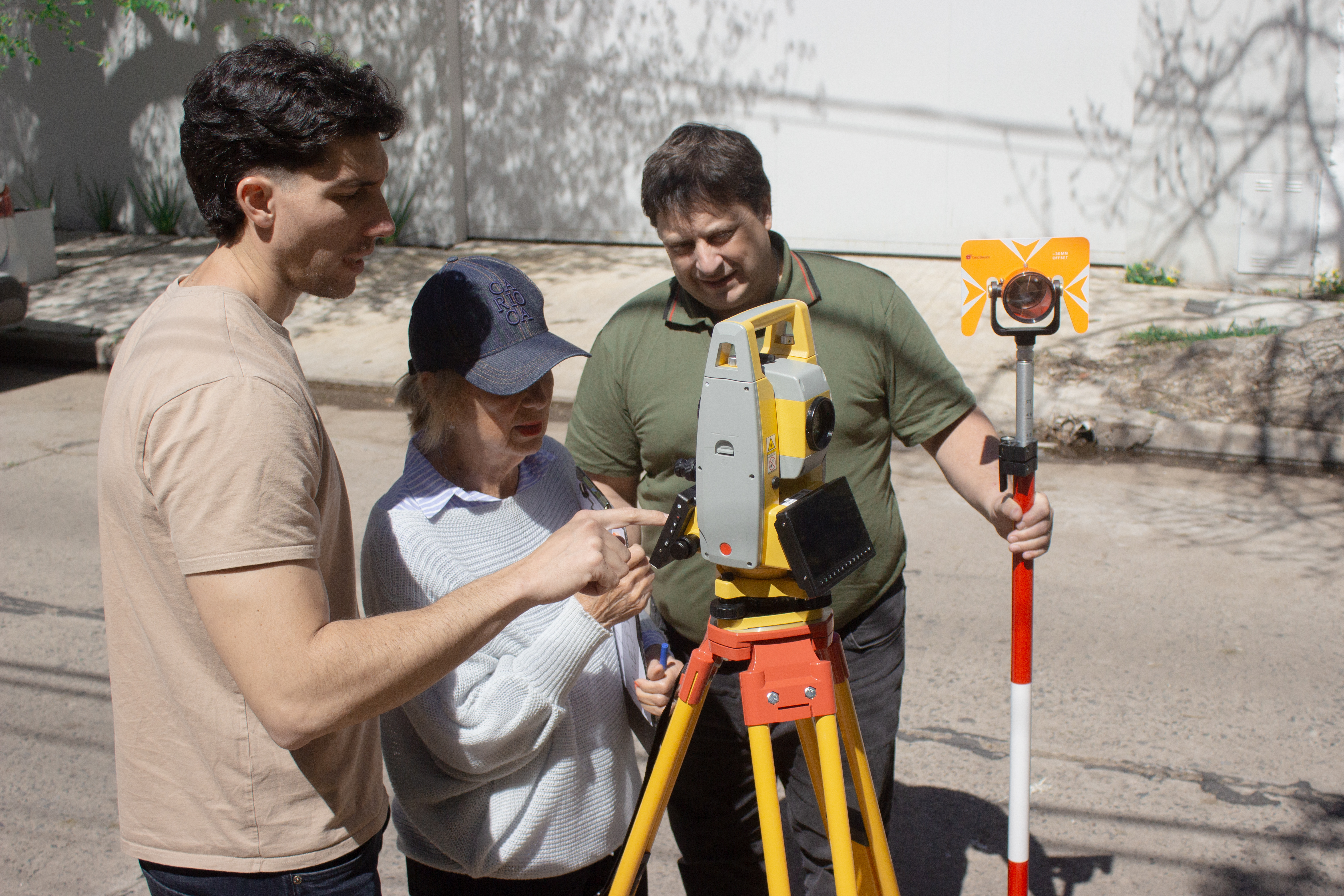 Equipo realizando medición de campo